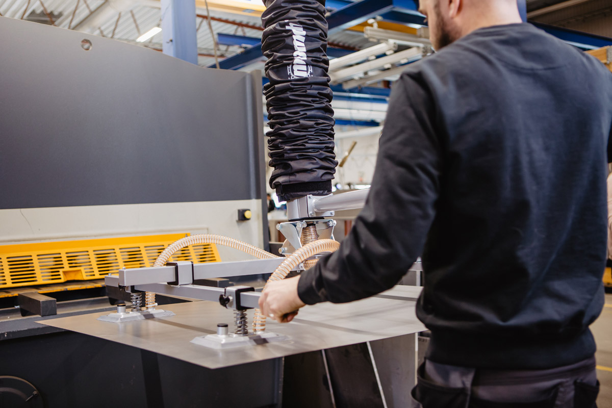 Blechhandling mit Vakuumheber